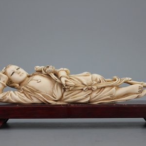 Sculpture en ivoire, Chine, d'une dame allongée, 20e — photo 1