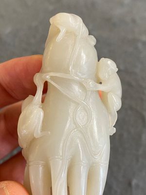 Sculpture en jade blanc représentant une main de Bouddha aux singes, Chine, Qing — photo 11