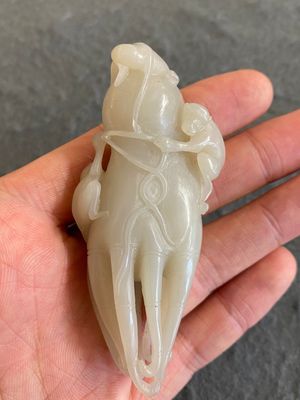 Sculpture en jade blanc représentant une main de Bouddha aux singes, Chine, Qing — photo 2