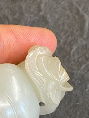 Sculpture en jade céladon d'un garçon avec un chat, Chine, Qing — photo 7