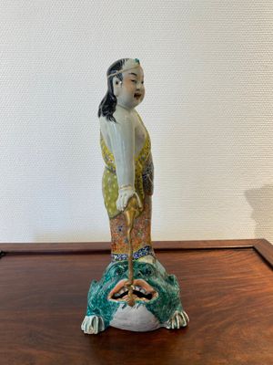 Sculpture en porcelaine de Chine famille rose figurant Liu Hai sur le crapaud, signée Huang Yuanxiang 黃源項, 19ème — photo 2
