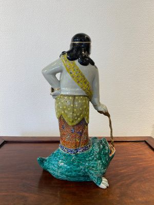 Sculpture en porcelaine de Chine famille rose figurant Liu Hai sur le crapaud, signée Huang Yuanxiang 黃源項, 19ème — photo 3