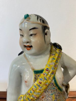 Sculpture en porcelaine de Chine famille rose figurant Liu Hai sur le crapaud, signée Huang Yuanxiang 黃源項, 19ème — photo 5