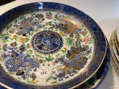Seize assiettes en porcelaine de Chine famille rose, Yongzheng et postérieur — photo 2