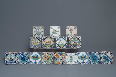 Seize carreaux en faïence de Delft polychrome à décor d'oiseaux et de fleurs, 17ème