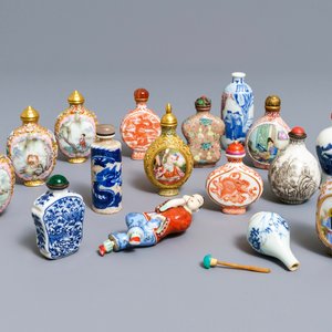 Seize tabatières en porcelaine de Chine, 19/20ème — photo 1