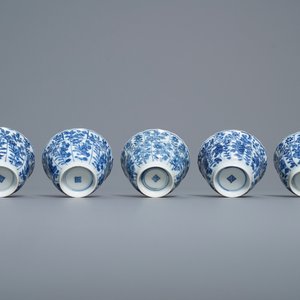 Seize tasses et soucoupes en porcelaine de Chine en bleu et blanc, Kangxi — photo 14