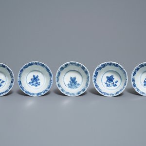 Seize tasses et soucoupes en porcelaine de Chine en bleu et blanc, Kangxi — photo 15