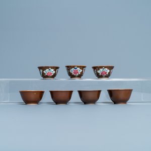 Seize tasses et soucoupes en porcelaine de Chine famille rose à fond brun capucin, Qianlong — photo 14