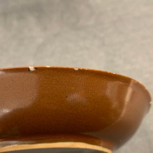 Seize tasses et soucoupes en porcelaine de Chine famille rose à fond brun capucin, Qianlong — photo 25