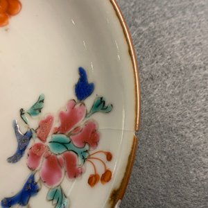 Seize tasses et soucoupes en porcelaine de Chine famille rose à fond brun capucin, Qianlong — photo 27