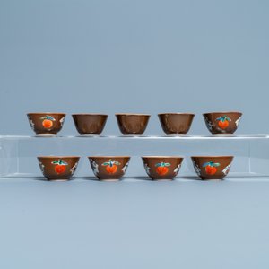 Seize tasses et soucoupes en porcelaine de Chine famille rose à fond brun capucin, Qianlong — photo 9