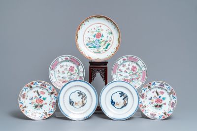 Sept assiettes en porcelaine de Chine famille rose et rouge de fer, Yongzheng/Qianlong