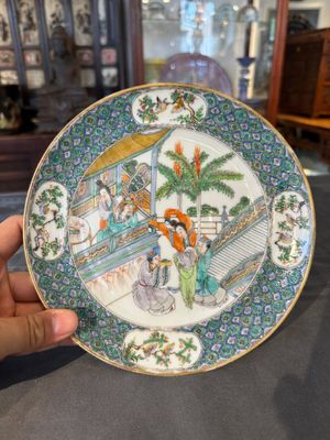 Sept assiettes en porcelaine de Chine famille verte de Canton à décor figuratif, 19ème — photo 1