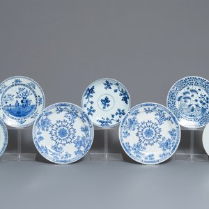 Sept assiettes et plats en porcelaine de Chine bleu et blanc, Kangxi/Qianlong — photo 2