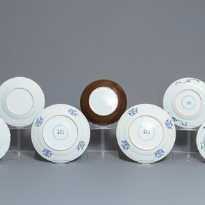 Sept assiettes et plats en porcelaine de Chine bleu et blanc, Kangxi/Qianlong — photo 3