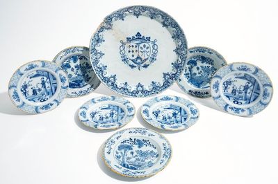 Sept assiettes et un grand plat armorié en faïence de Delft bleu et blanc, 17/18ème