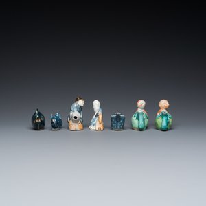 Sept compte-gouttes en porcelaine de Chine en bleu et blanc, famille rose et en bleu monochrome, Qianlong et postérieur — photo 4