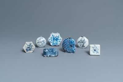Sept compte-gouttes en porcelaine de Corée en bleu et blanc, 18/19ème