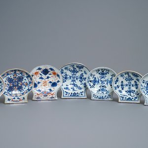 Sept coupes en forme de coquille en porcelaine de Chine de style Imari et en bleu et blanc, Kangxi — photo 1