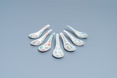 Sept cuillères en porcelaine de Chine famille rose, 19/20ème