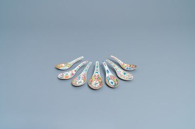 Sept cuillères en porcelaine de Chine famille rose de Canton pour le marché thai, 19ème