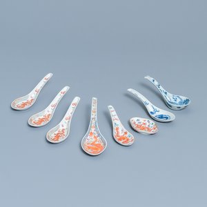 Sept cuillères et une soucoupe en porcelaine de Chine famille rose et en bleu et blanc, 19/20ème — photo 1
