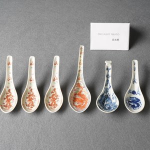 Sept cuillères et une soucoupe en porcelaine de Chine famille rose et en bleu et blanc, 19/20ème — photo 6