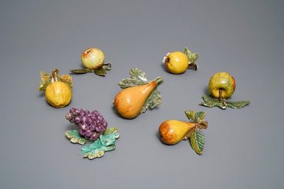 Sept modèles de pommes, poires et raisins en faïence polychrome de Delft, 18ème
