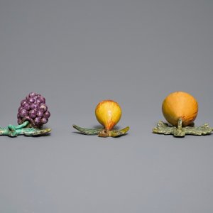 Sept modèles de pommes, poires et raisins en faïence polychrome de Delft, 18ème — photo 2