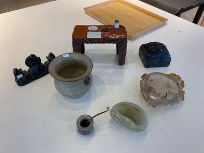 Sept objets de lettrés en porcelaine et pierres dures, Chine, 19/20ème — photo 1
