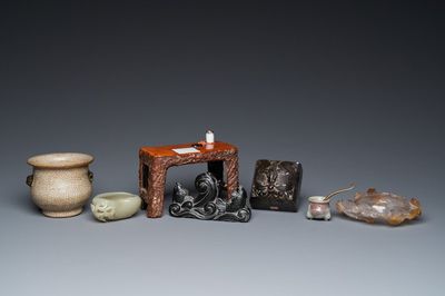 Sept objets de lettrés en porcelaine et pierres dures, Chine, 19/20ème