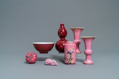 Sept pièces en porcelaine de Chine rose et rouge foie de mulet, Kangxi et après