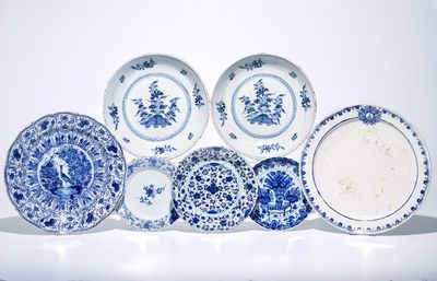 Sept plats en faïence bleu et blanc, France et Pays-Bas, 18ème