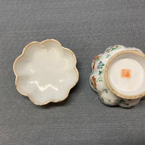 Sept soucoupes, une théière et une boîte couverte en porcelaine de Chine famille rose, 19ème — photo 26
