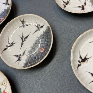 Sept soucoupes, une théière et une boîte couverte en porcelaine de Chine famille rose, 19ème — photo 29