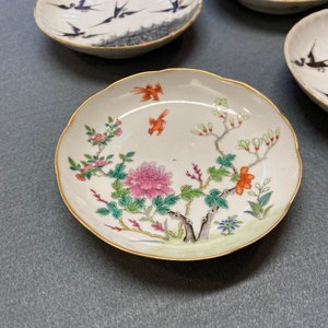 Sept soucoupes, une théière et une boîte couverte en porcelaine de Chine famille rose, 19ème — photo 30