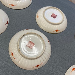 Sept soucoupes, une théière et une boîte couverte en porcelaine de Chine famille rose, 19ème — photo 33