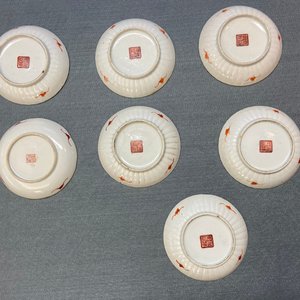 Sept soucoupes, une théière et une boîte couverte en porcelaine de Chine famille rose, 19ème — photo 34