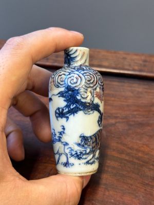 Sept tabatières en porcelaine de Chine en bleu, blanc et rouge de cuivre, marque de Yongle and Yongzheng, 19ème — photo 15