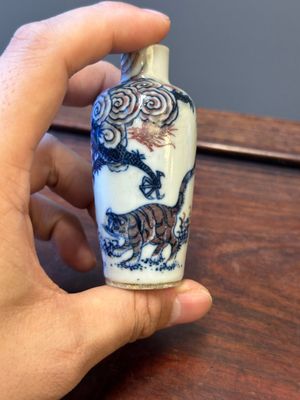 Sept tabatières en porcelaine de Chine en bleu, blanc et rouge de cuivre, marque de Yongle and Yongzheng, 19ème — photo 18