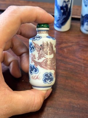 Sept tabatières en porcelaine de Chine en bleu, blanc et rouge de cuivre, marque de Yongle and Yongzheng, 19ème — photo 28
