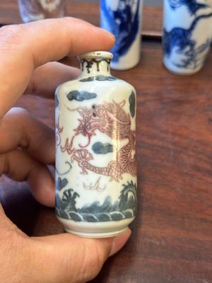 Sept tabatières en porcelaine de Chine en bleu, blanc et rouge de cuivre, marque de Yongle and Yongzheng, 19ème — photo 35
