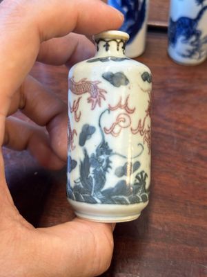 Sept tabatières en porcelaine de Chine en bleu, blanc et rouge de cuivre, marque de Yongle and Yongzheng, 19ème — photo 38