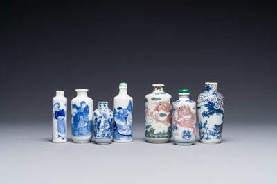 Sept tabatières en porcelaine de Chine en bleu, blanc et rouge de cuivre, marque de Yongle and Yongzheng, 19ème