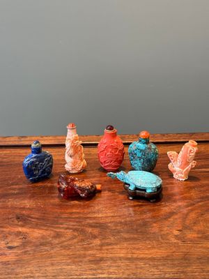 Sept tabatières variées en pierre précieuse, corail rouge, verre et ambre, Chine, 19ème — photo 1