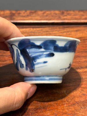 Sept tasses et six soucoupes en porcelaine de Chine en bleu et blanc, époque Transition/début Kangxi — photo 2