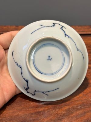 Sept tasses et six soucoupes en porcelaine de Chine en bleu et blanc, époque Transition/début Kangxi — photo 9