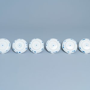 Sept tasses et soucoupes en porcelaine de Chine en bleu et blanc, Kangxi — photo 3
