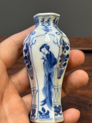 Sept vases miniatures en porcelaine de Chine en bleu et blanc à décor des 'Longues Dames', Kangxi — photo 12